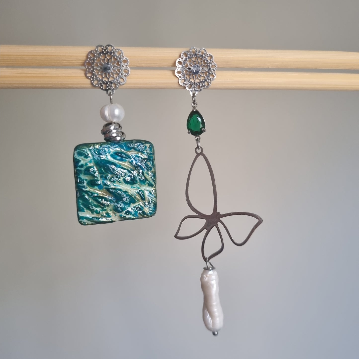Orecchini Asimmetrici Oceano Ceramica Artistica e Perle Barocche - Farfalla e cristallo color smeraldo