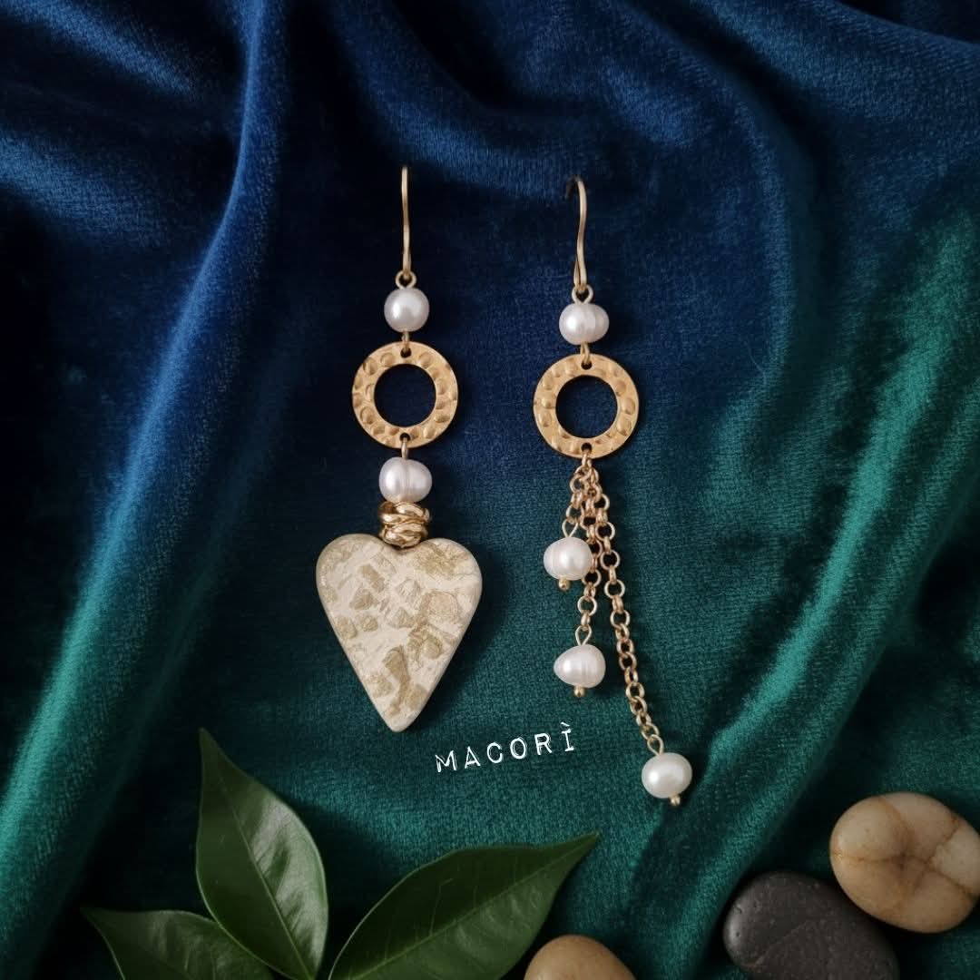 Orecchini Asimmetrici con Cuore in Ceramica e Perle | Artigianali
