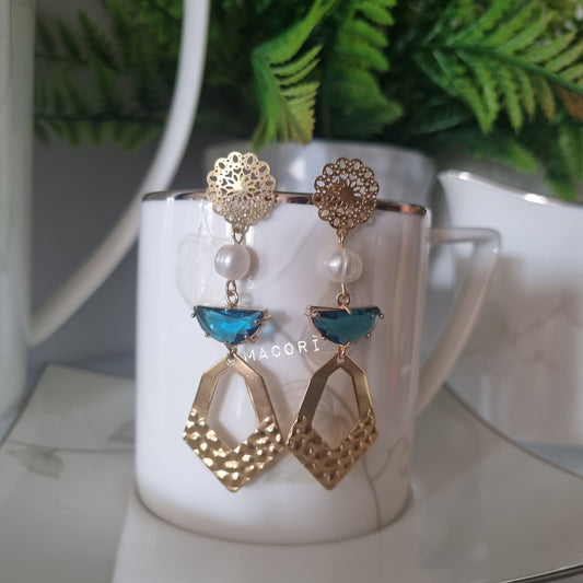 Orecchini pendenti artigianali con cristalli colorati e perla naturale – Eleganti e fatti a mano