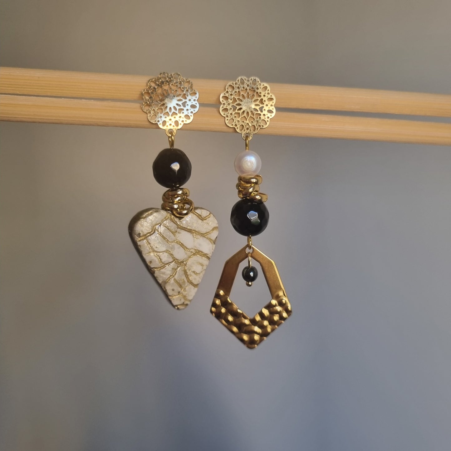 Orecchini Asimmetrici Contrasti d'Eleganza - Ceramica e Oro