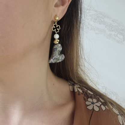 Orecchini Asimmetrici con Perle Naturali e cuore in ceramica