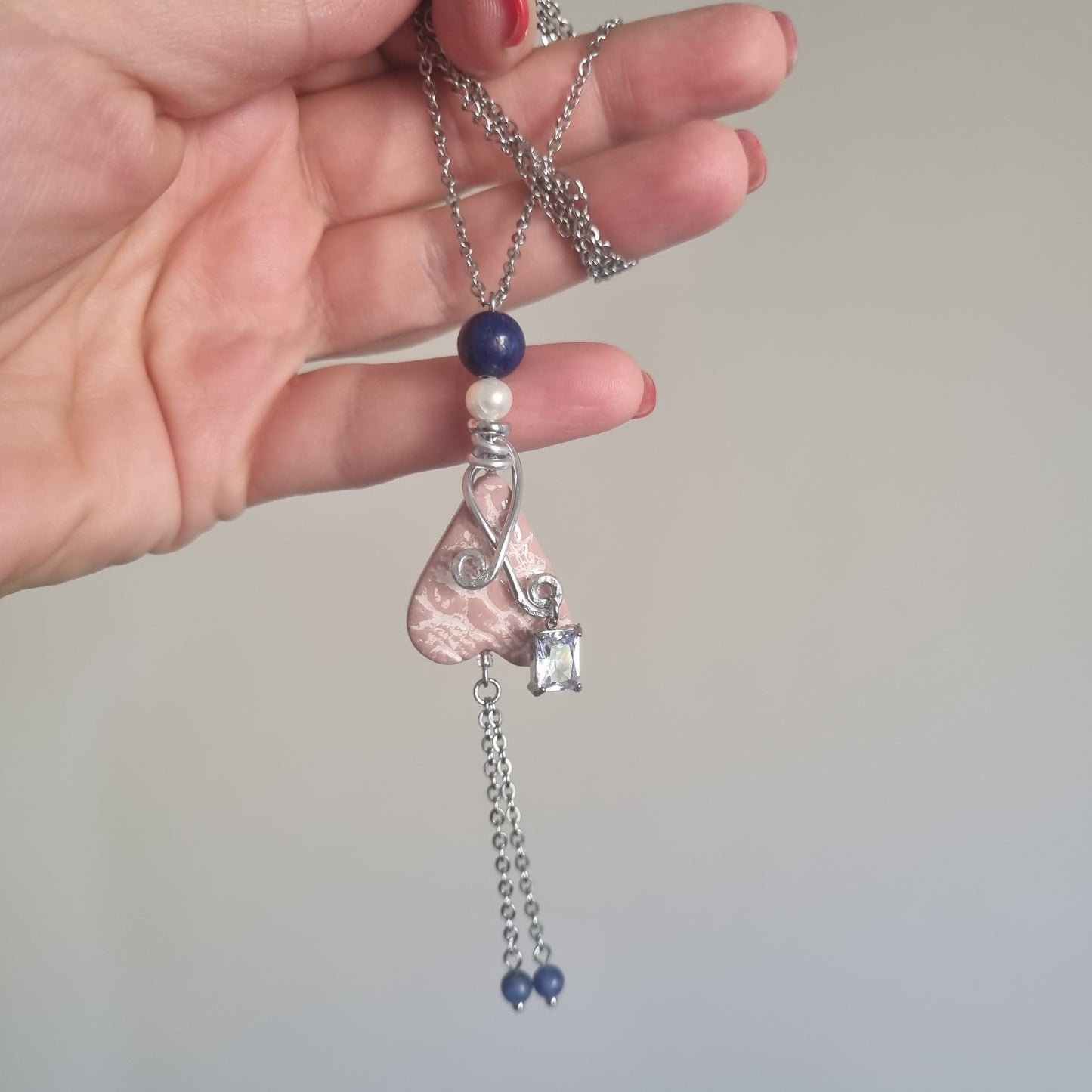 Collana “La mia Pupina ” – cuore in ceramica texture Pizzo, Lapislazzuli e perla
