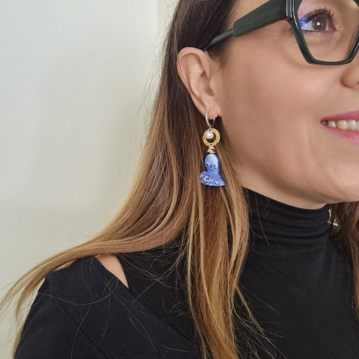 Orecchini Asimmetrici Cuore in ceramica Blu e Perle Naturali "Orecchini Cuore Ribelle"