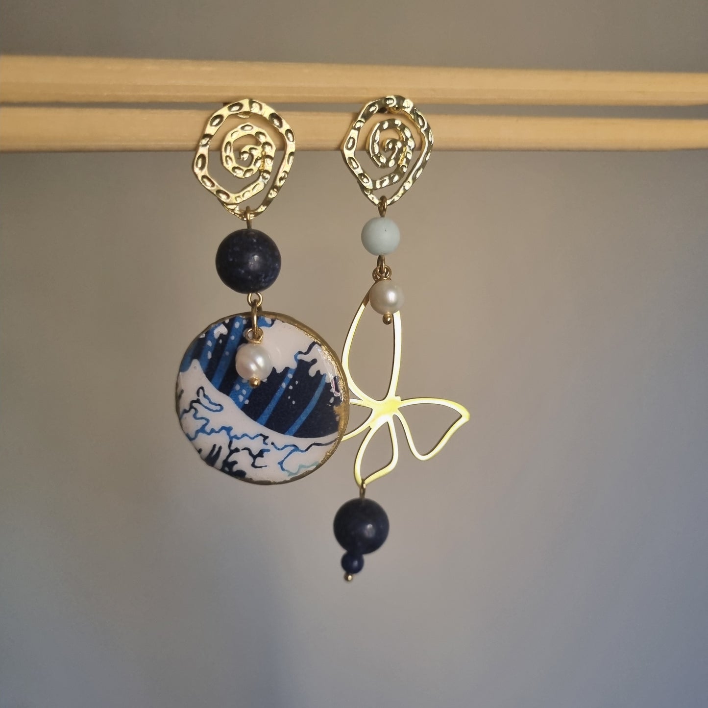 Orecchini Asimmetrici Onda Giapponese con Lapislazzuli e Perle - Gioielli Artigianali