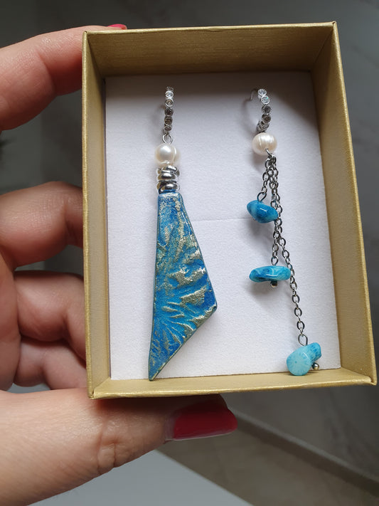 Orecchini asimmetrici triangolo blu