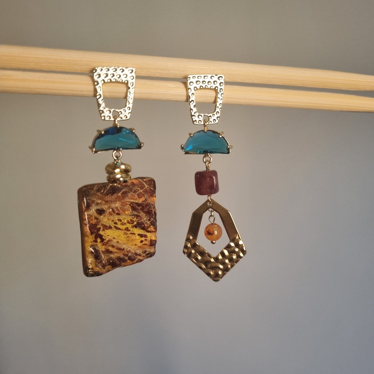 Orecchini Asimmetrici Ceramica Artistica Turchese e Perle - Gioielli Unici Fatti a Mano