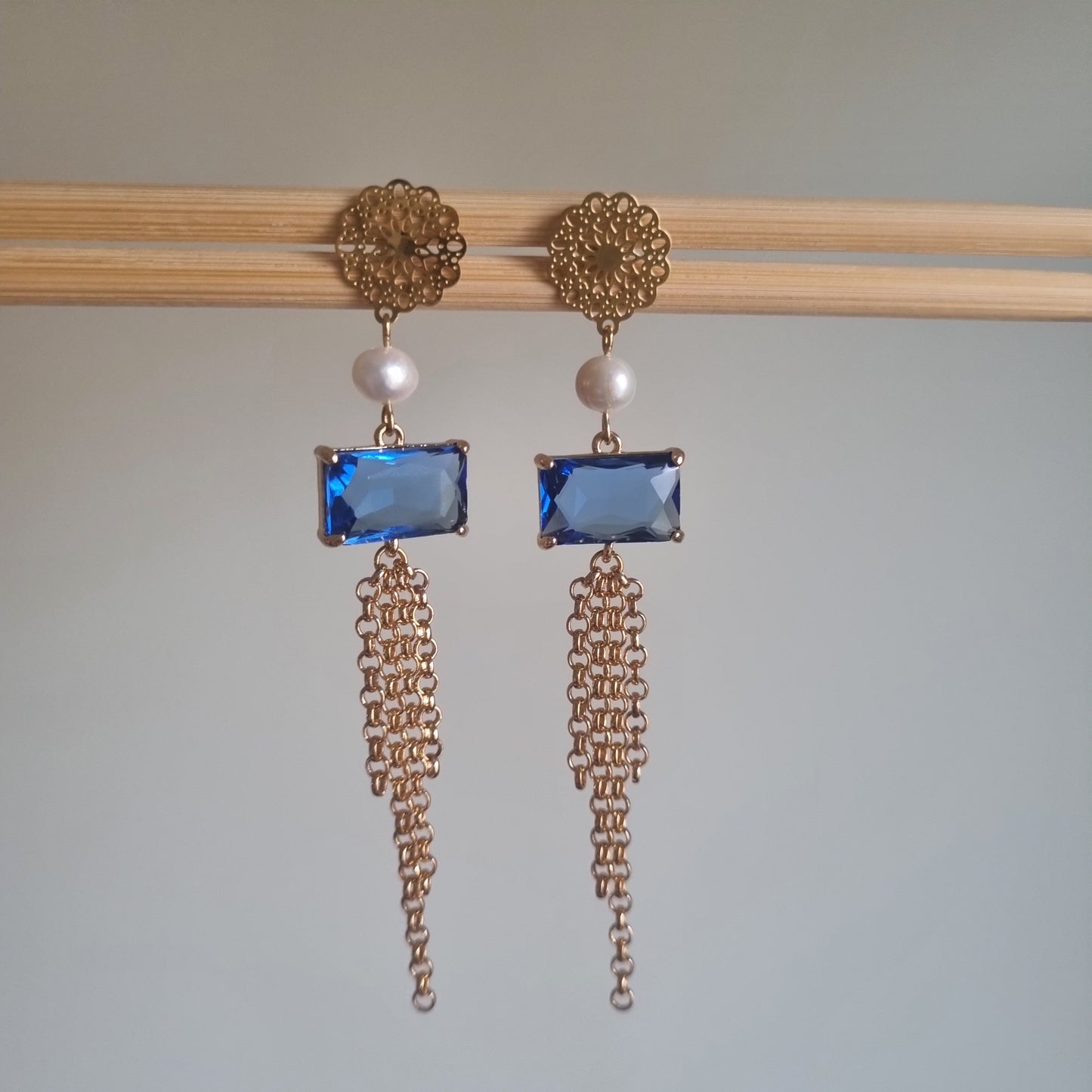 Orecchini Pendenti Blu Oceano con Perle e Cristalli