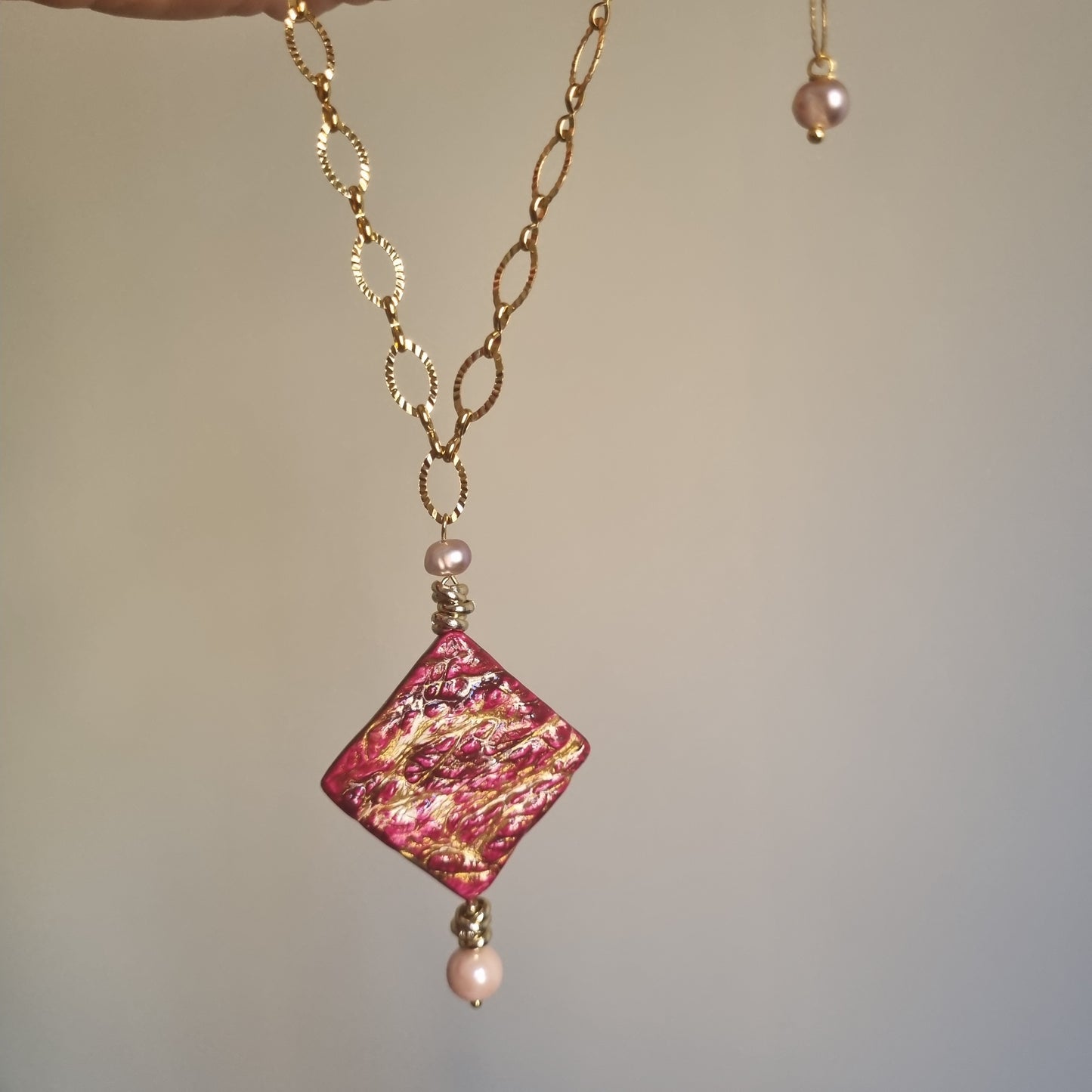 Collana Lunga Artistica con Perle Naturali e ciondolo in Ceramica