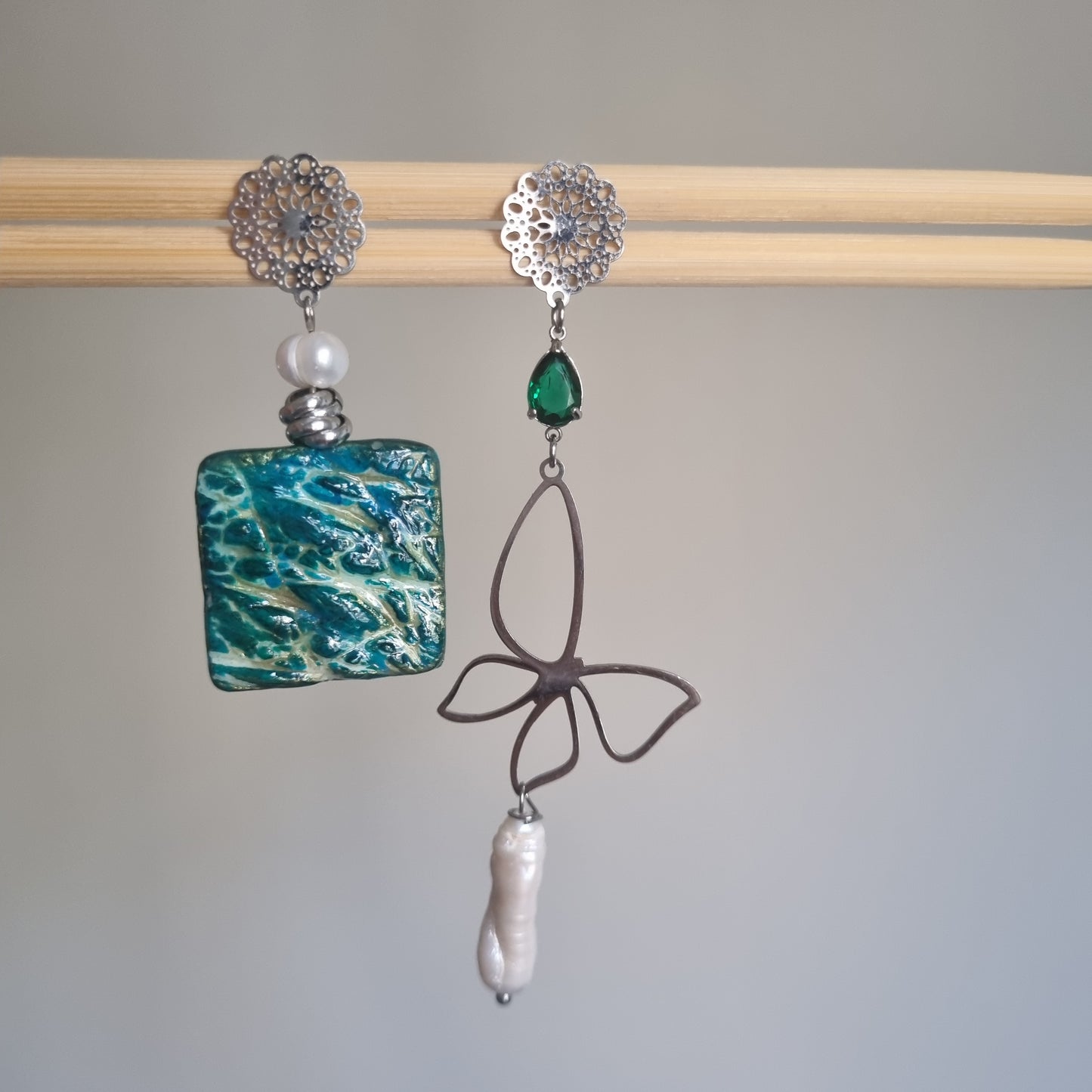 Orecchini Asimmetrici Oceano Ceramica Artistica e Perle Barocche - Farfalla e cristallo color smeraldo