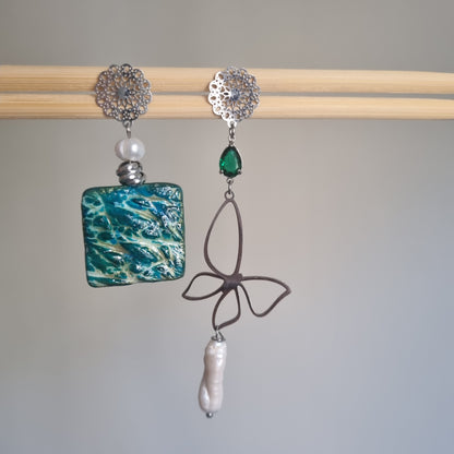 Orecchini Asimmetrici Oceano Ceramica Artistica e Perle Barocche - Farfalla e cristallo color smeraldo