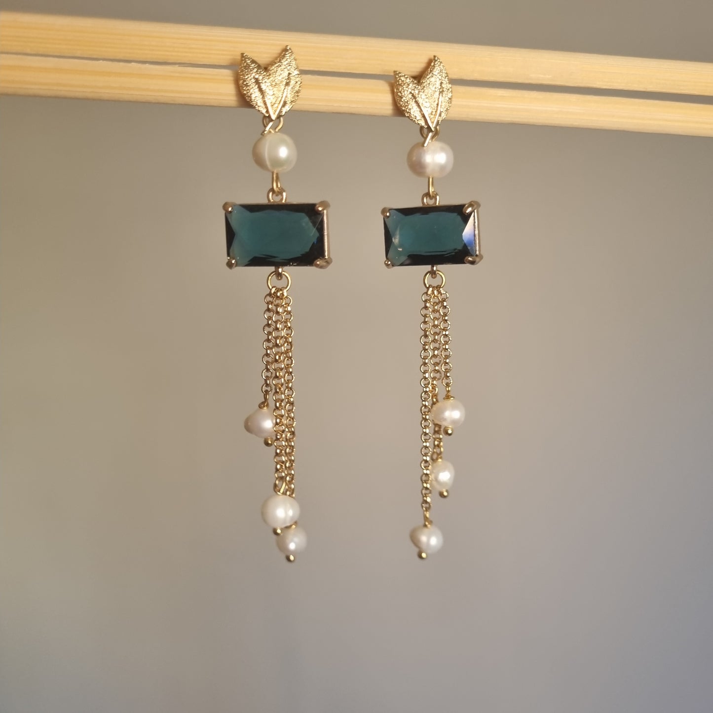 Orecchini Pendenti Foglia con Cristallo Blu e Perle Naturali