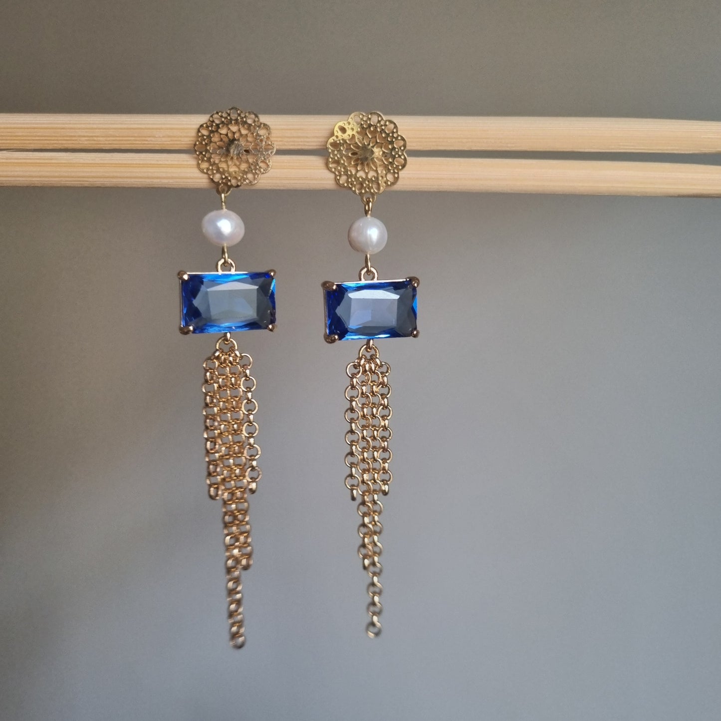 Orecchini Pendenti Blu Oceano con Perle e Cristalli