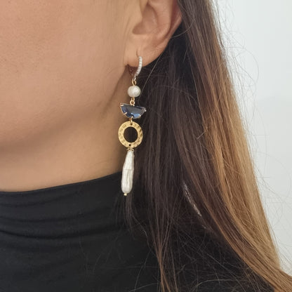 Orecchini Asimmetrici Cuore in ceramica Blu e Perle Naturali "Orecchini Cuore Ribelle"