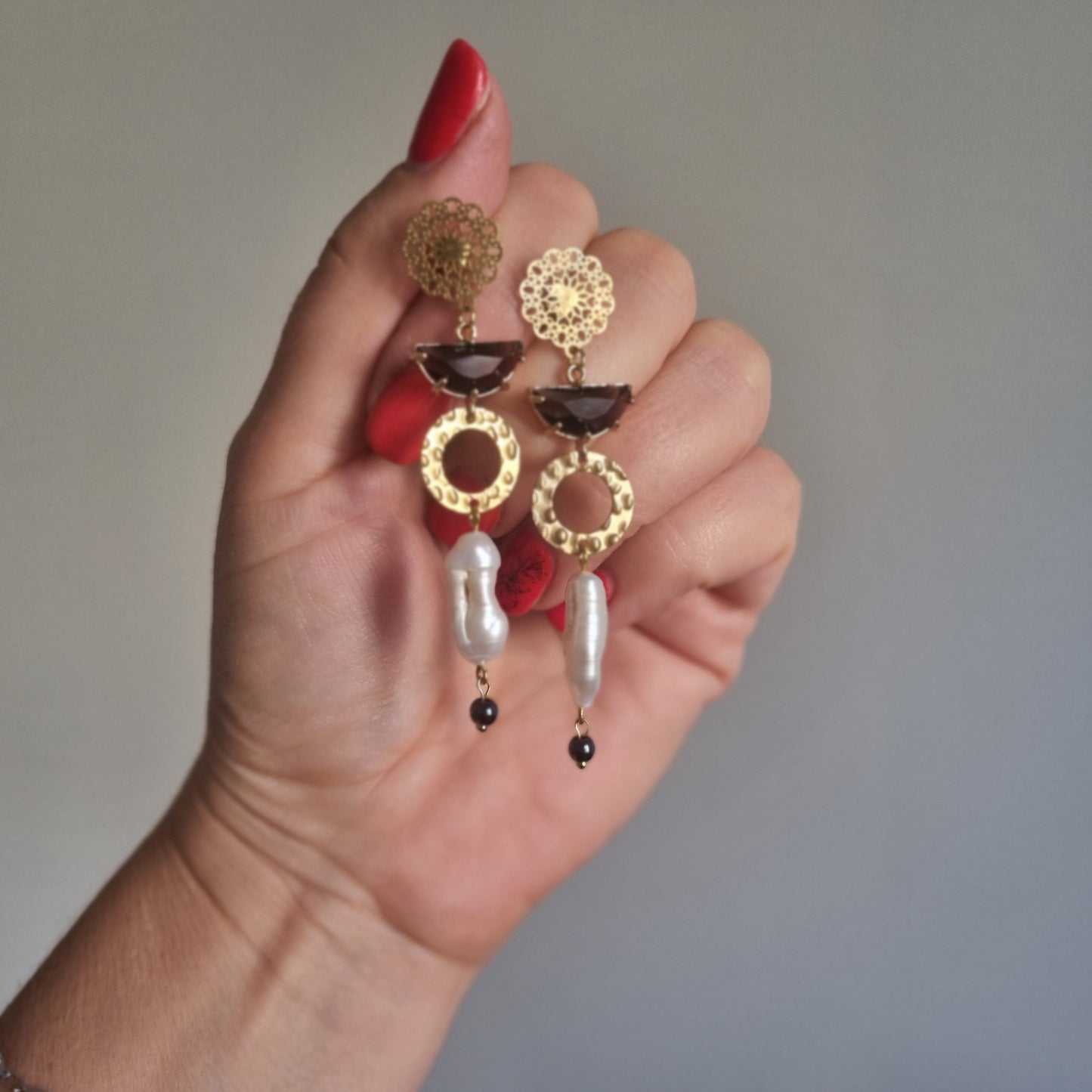 Orecchini “Golden Muse” con perle barocche e dettagli martellati – fatti a mano