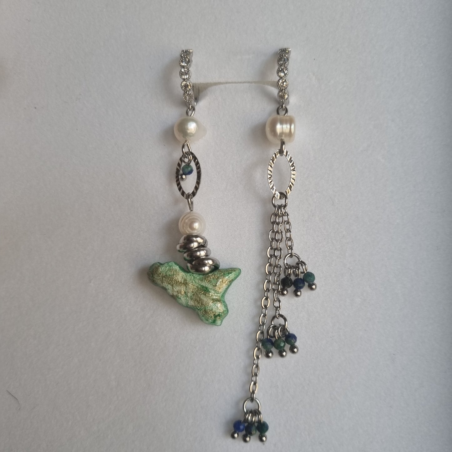 Orecchini Asimmetrici con Perle Naturali e Sicilia in Ceramica Verde Acqua