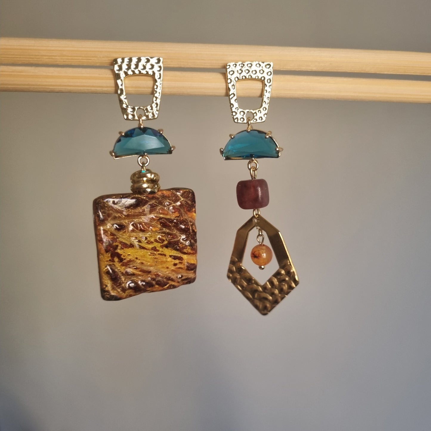 Orecchini Asimmetrici Ceramica Artistica Turchese e Perle - Gioielli Unici Fatti a Mano