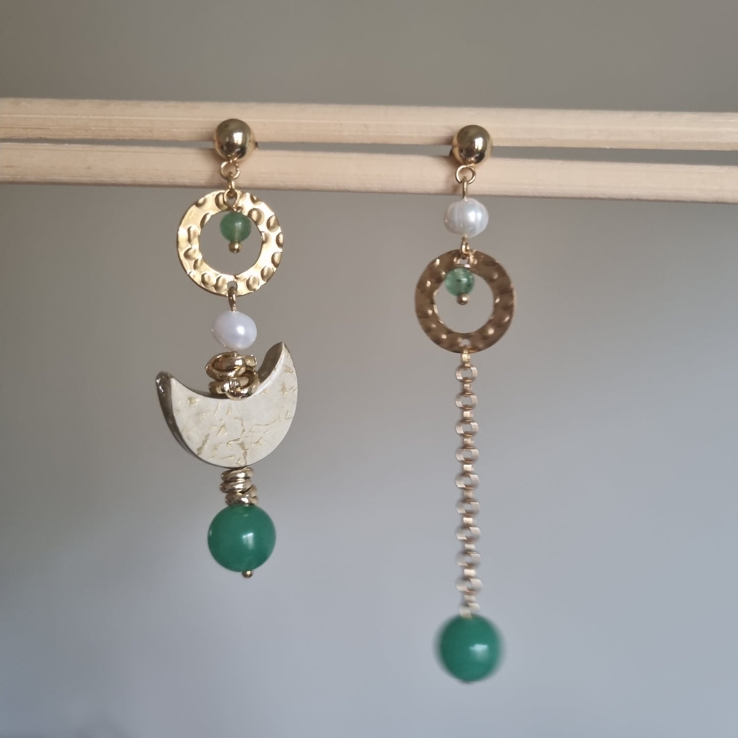 Orecchini Asimmetrici Sole e Luna - Ceramica Artigianale e Perle