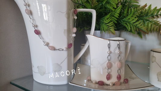 Parure Armonia Rosa - Collana, bracciale e orecchini in pietre dure e perle naturali"