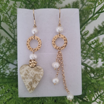 Orecchini artigianali Cuore d’Oro – Orecchini asimmetrici con perle e cuore dorato fatti a mano in Italia
