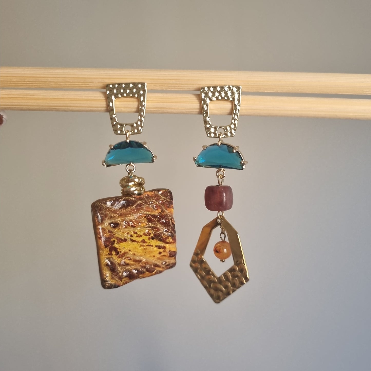 Orecchini Asimmetrici Ceramica Artistica Turchese e Perle - Gioielli Unici Fatti a Mano