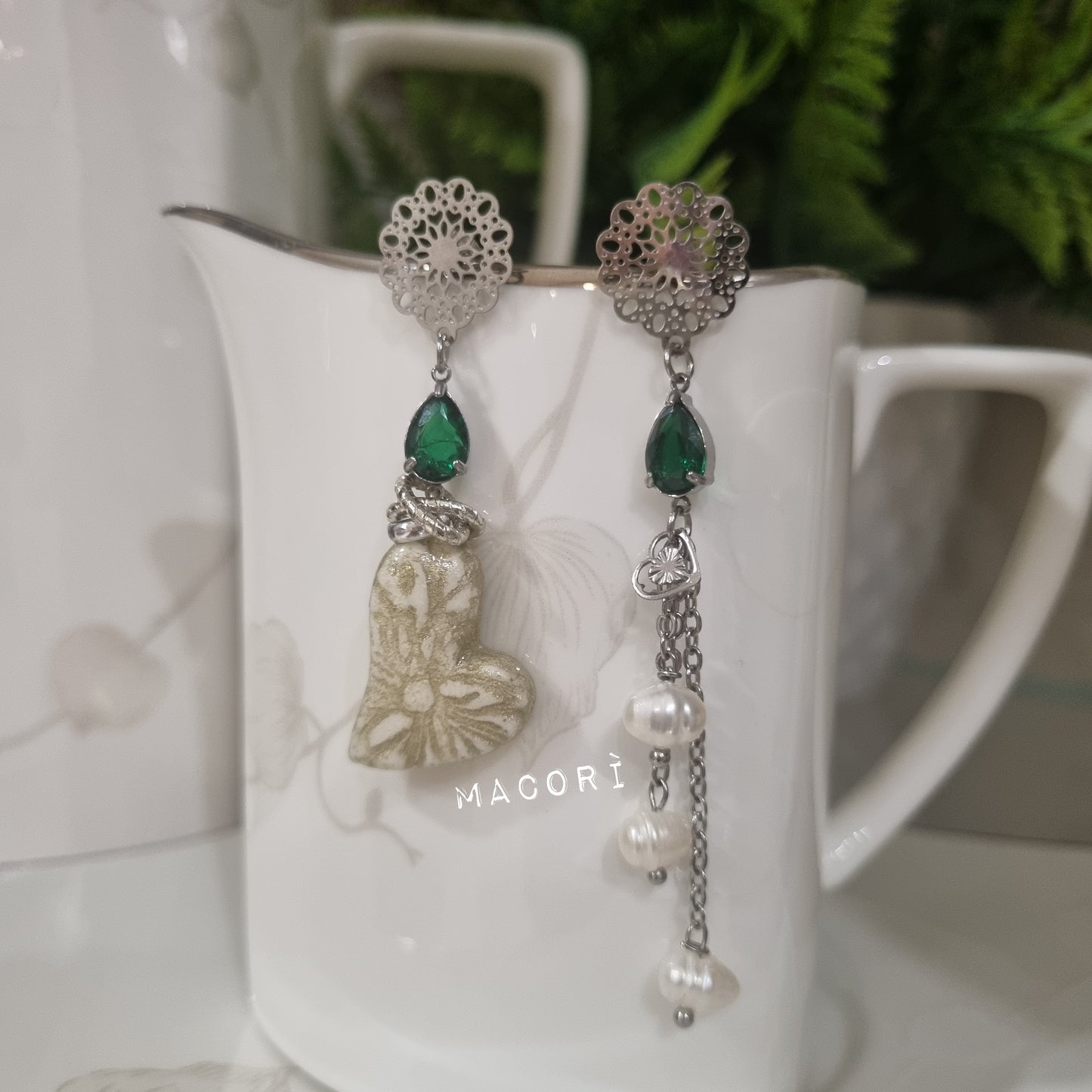 Orecchini artigianali con cuore, perle e cristallo verde – gioielli unici fatti a mano