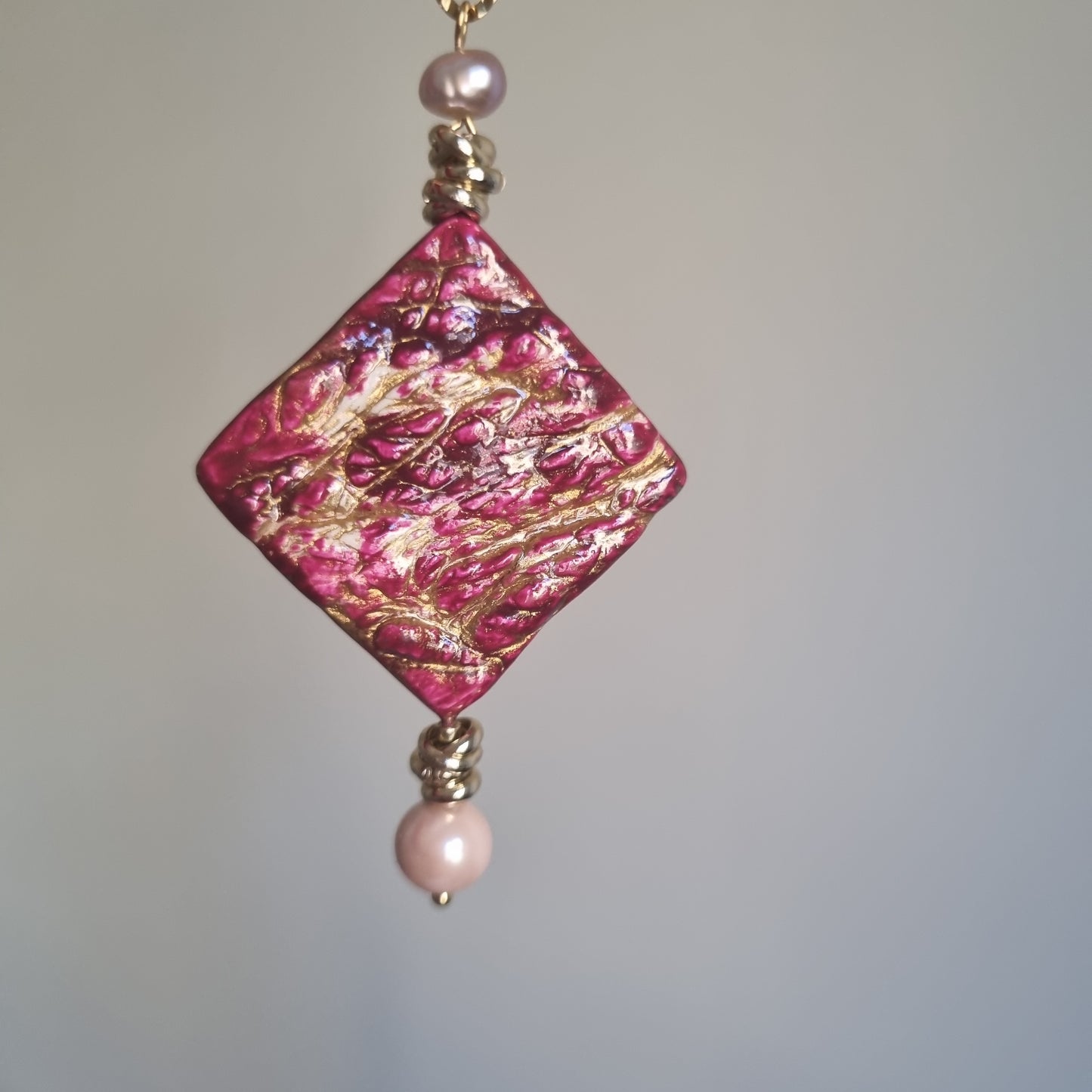 Collana Lunga Artistica con Perle Naturali e ciondolo in Ceramica